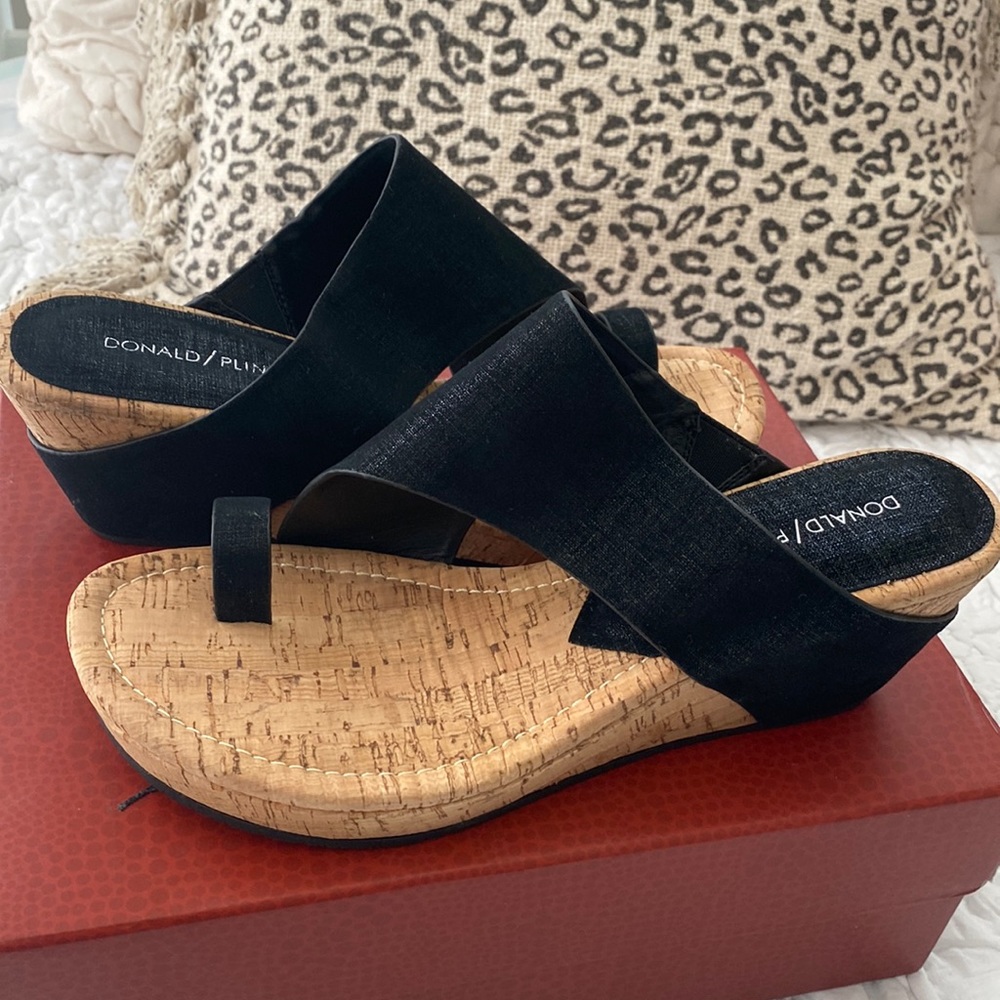 BNIB DONALD PLINER WEDGE 9.5